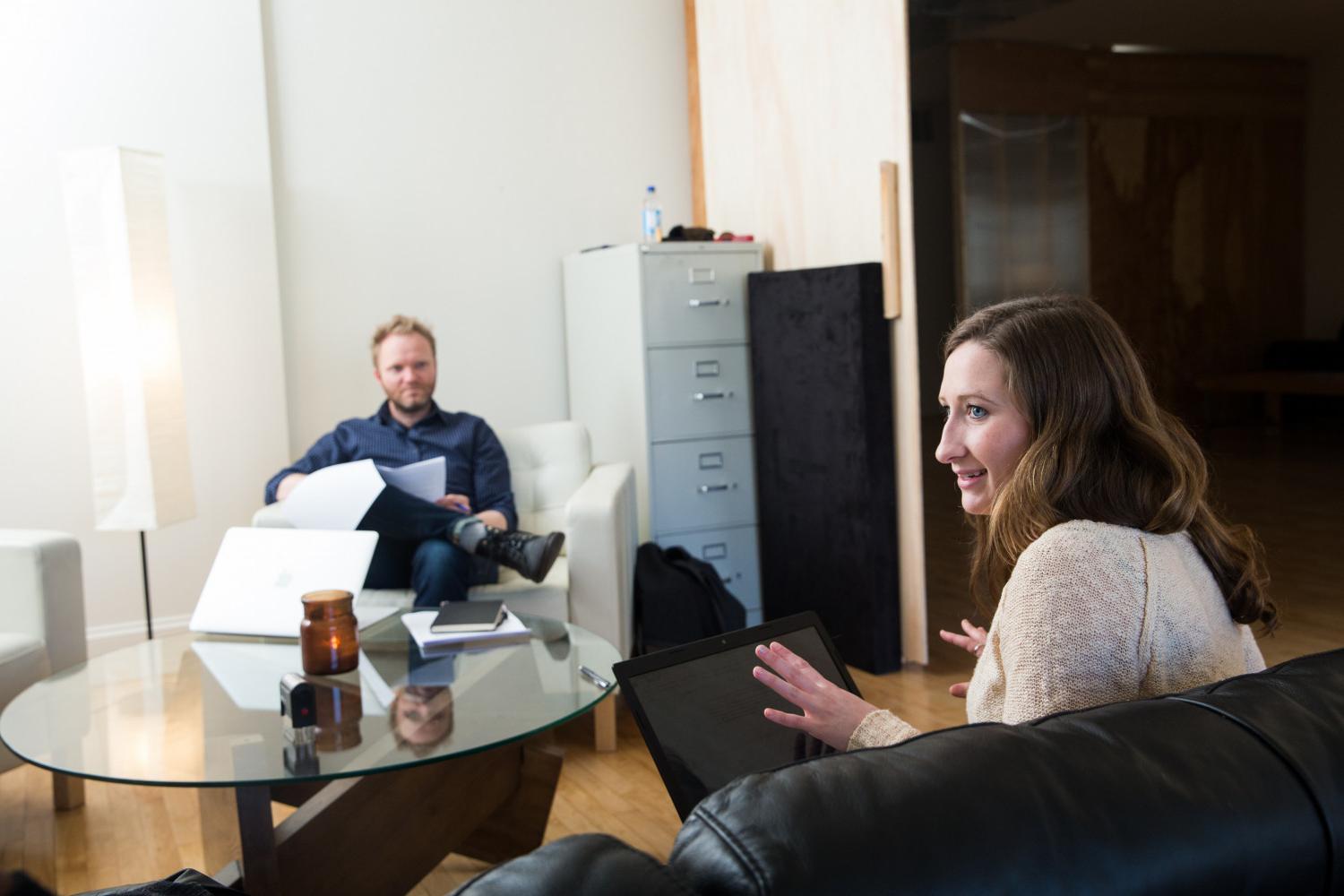 A 全球十大赌钱排行app student works with her boss and colleagues during an off-campus internship wit...